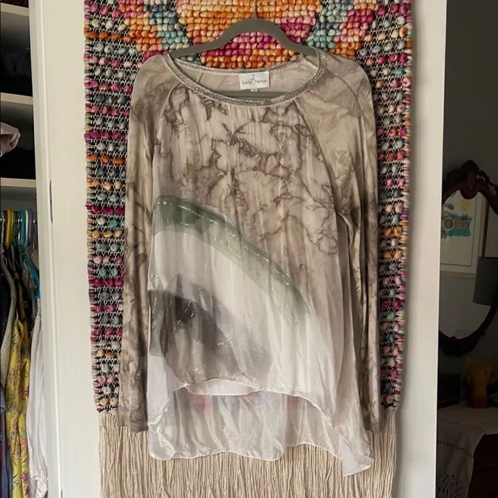 Women's Gray and White Top
